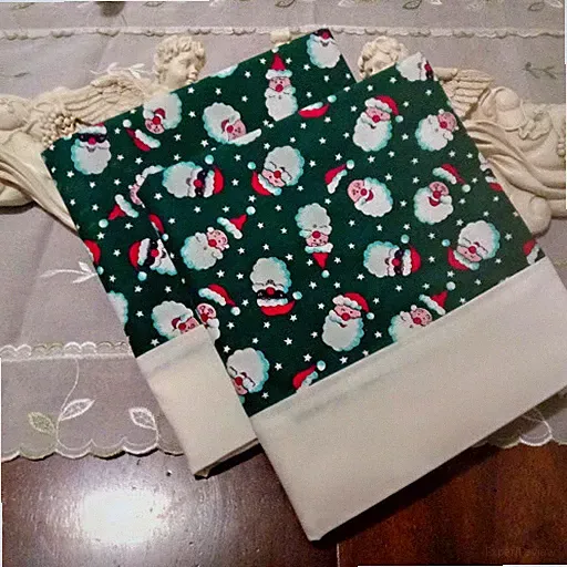 COUNTRY COTTAGE SET OF 2 CHRISTMAS HOLIDAY SANTA CLAUS PILLOWCASES - BRAND NEW